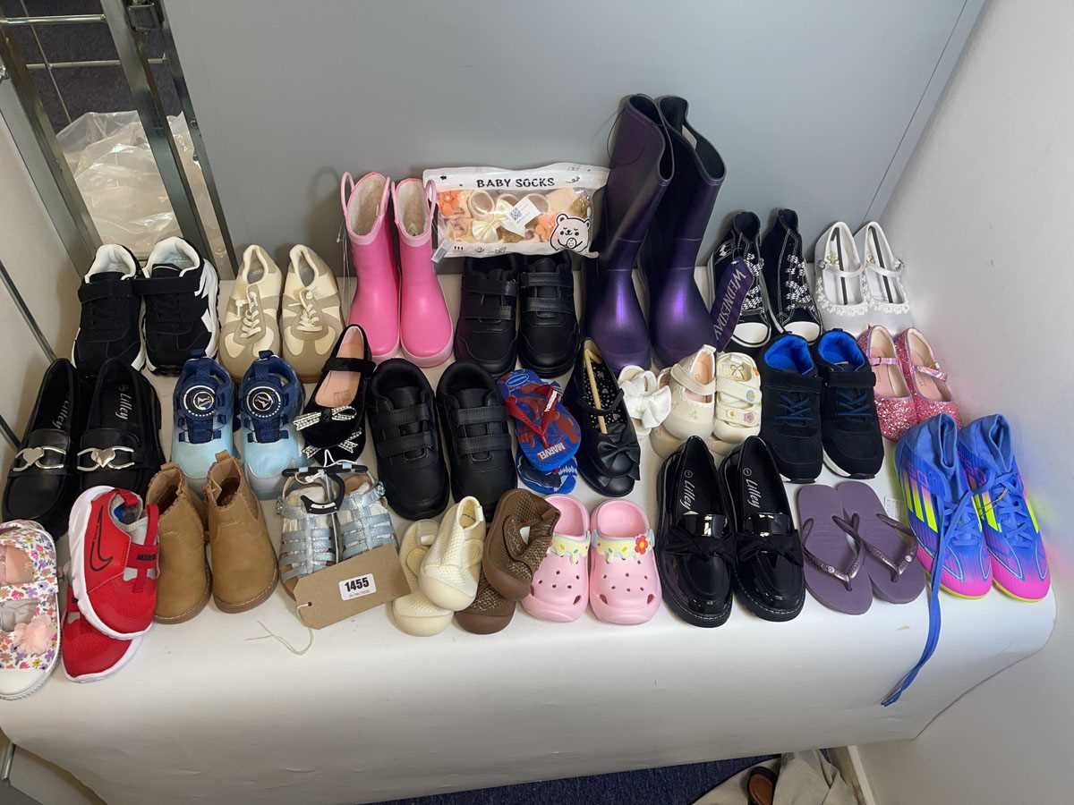 Lot 28x Pairs of children's shoes to include Nike,...