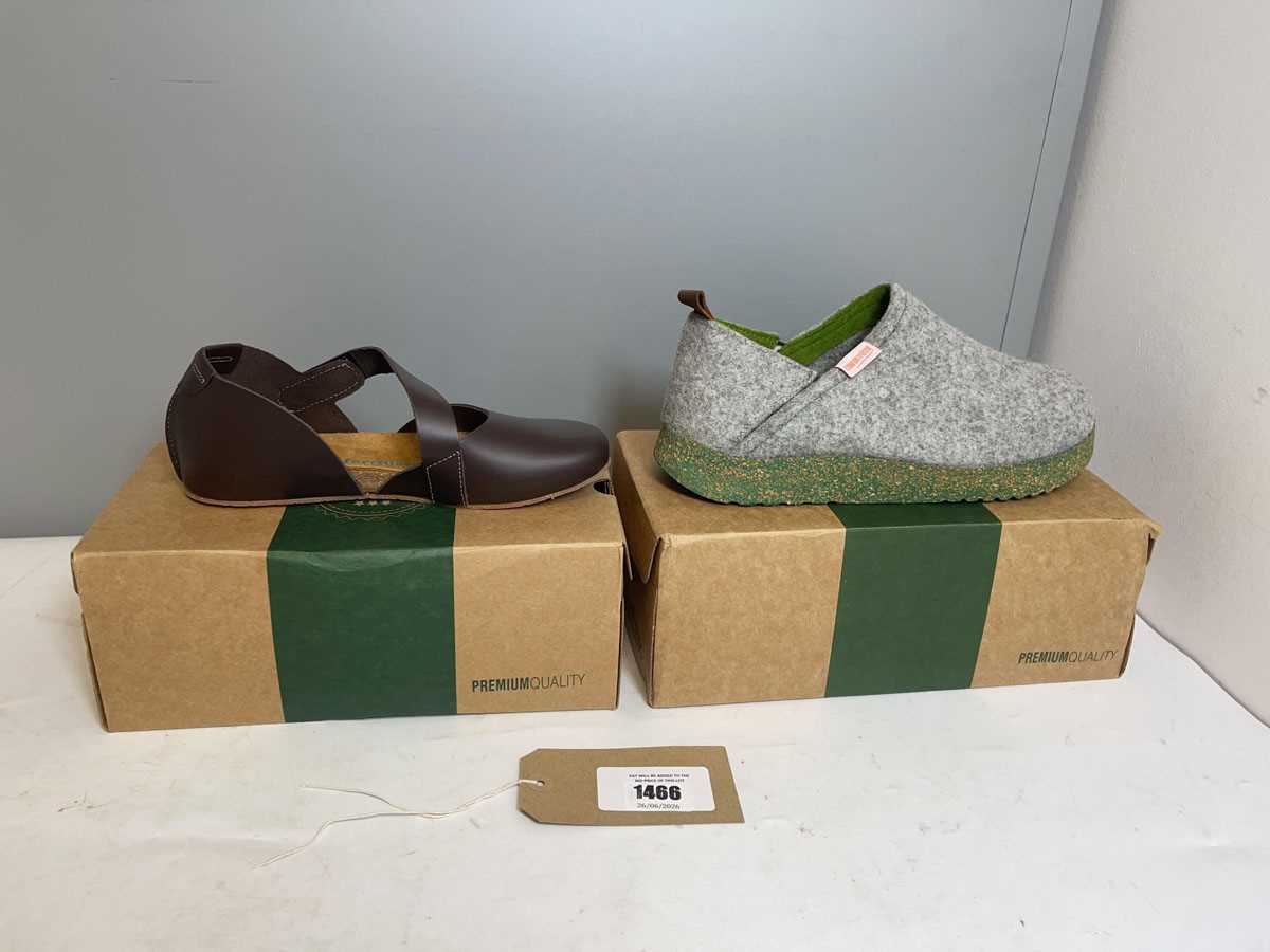 Lot 2x Boxed pairs of Comfortfusse shoes sizes...