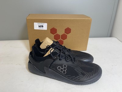 Lot Vivobarefoot UK10 motus strength II trainers...