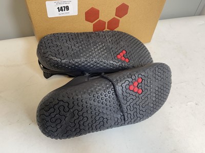 Lot Vivobarefoot UK10 motus strength II trainers...