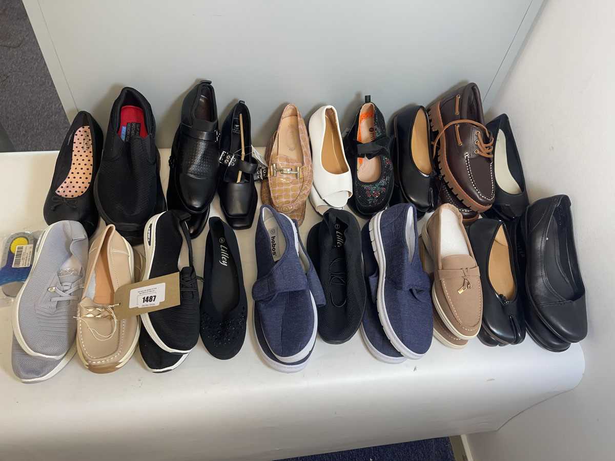 Lot 20x Pairs of shoes to include Clarks, Hotter,...