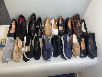 Lot 20x Pairs of shoes to include Clarks, Hotter,...