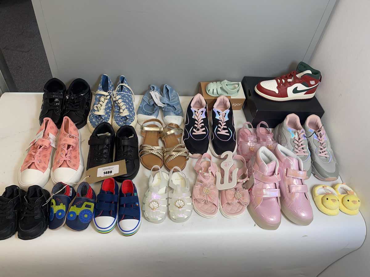 Lot 18x Pairs of children's shoes to include Nike,...