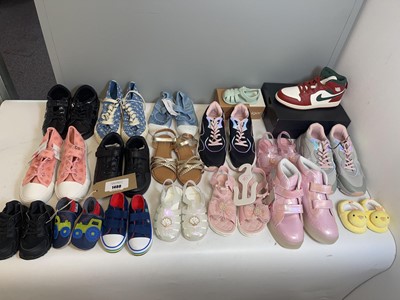 Lot 18x Pairs of children's shoes to include Nike,...