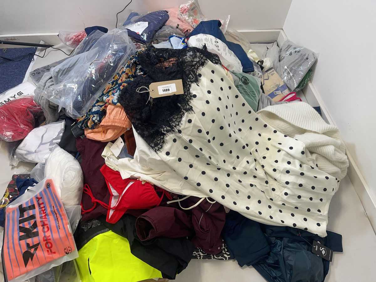 Lot Pallet box (not included) containing mixed...
