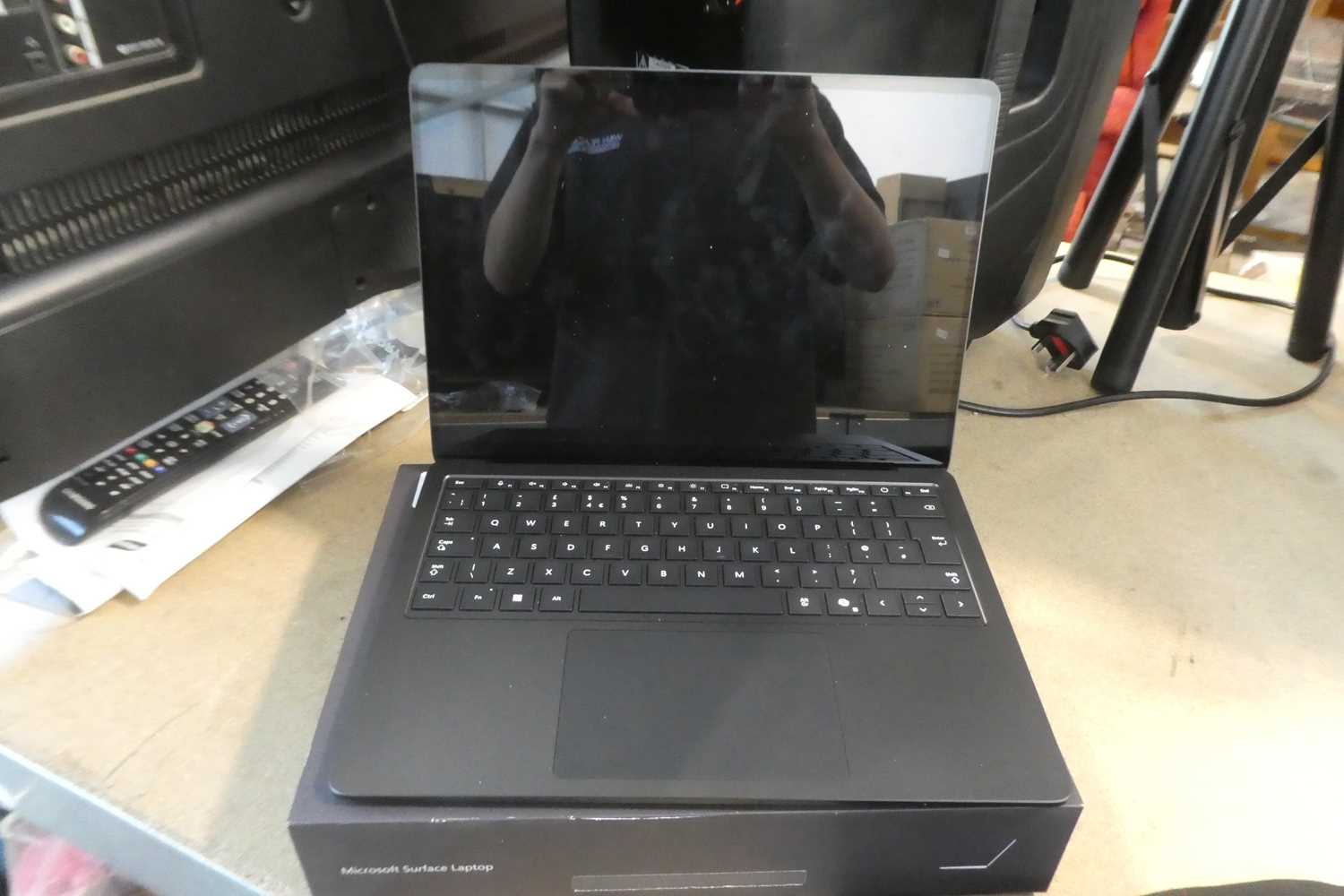Lot 1185 - Microsoft Surface Laptop 13.8", 7th Edition,...