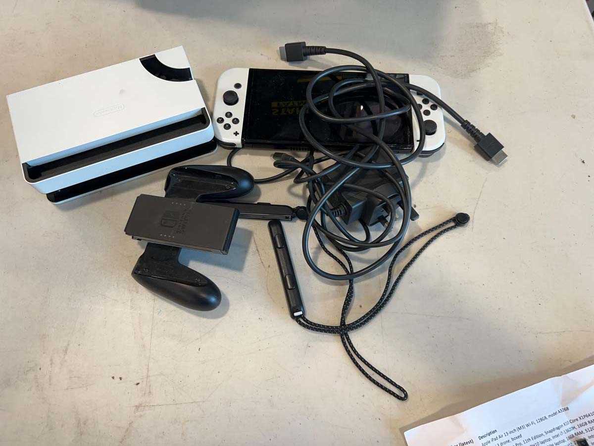 Lot 1200 - Nintendo Switch OLED