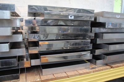 Lot 307 - 20 56x41cm stainless steel oven trays