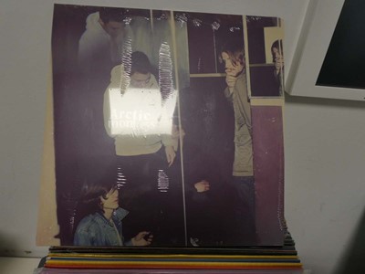 Lot Box of approx. thirty 12" singles and vinyl...