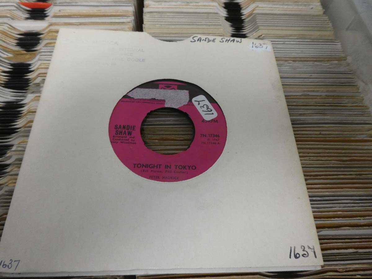 Lot Large box of 7" singles incl. Scorpions, Queen...