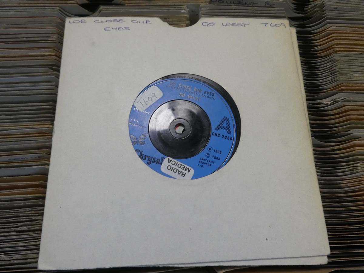 Lot Large box of 7" singles incl. Nik Kershaw,...