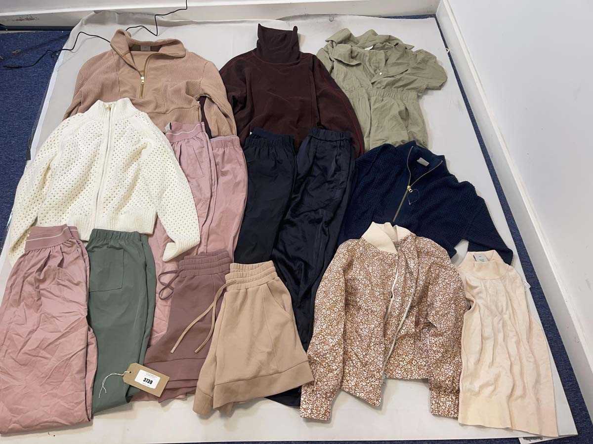 Lot 3739 - Varley clothing