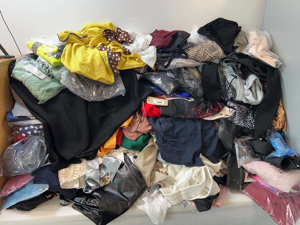 Lot 3498 - Pallet box (not included) mixed adults clothing