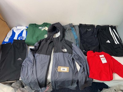 Lot 3830 - Men's sportswear North Face, Trailberg,...