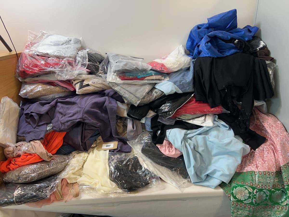 Lot 3837 - Pallet box (not included) mixed adults clothing