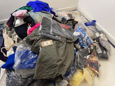 Lot 3802 - Pallet box (not included) containing mixed...