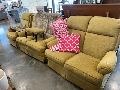 Lot 1053 - Parker Knoll lounge suite upholstered in a...