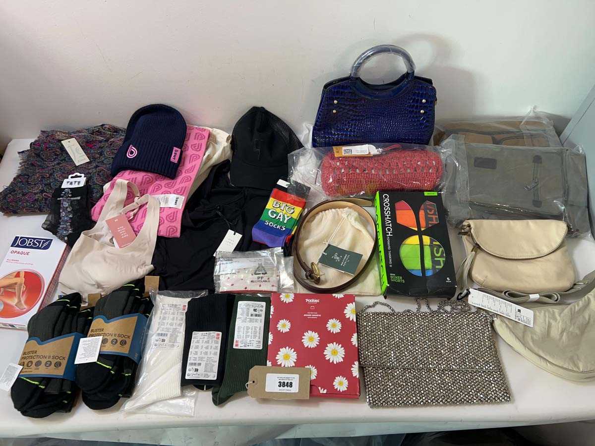 Lot 3848 - Accessories, handbags, underwear, socks,...