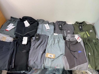 Lot 3860 - Men's sportswear, tracksuits, Nike, Under...