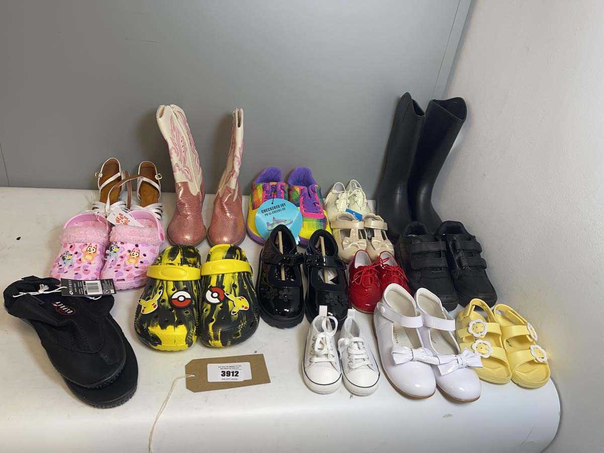 Lot 3912 - 15x Pairs of children's shoes to include...