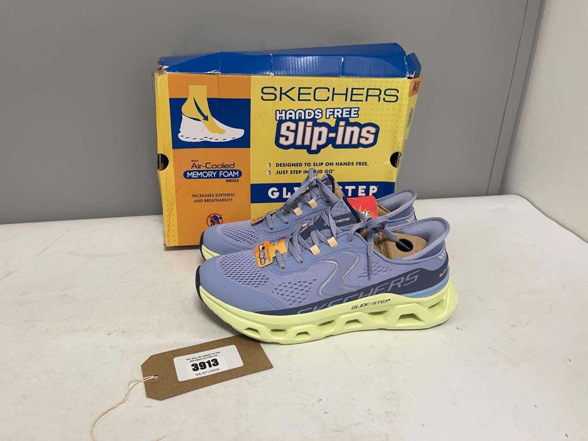 Lot 3913 - Sketchers UK7 glide step trainers in blue - boxed