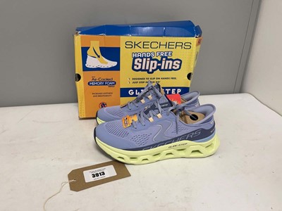 Lot 3913 - Sketchers UK7 glide step trainers in blue - boxed