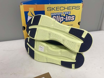 Lot 3913 - Sketchers UK7 glide step trainers in blue - boxed