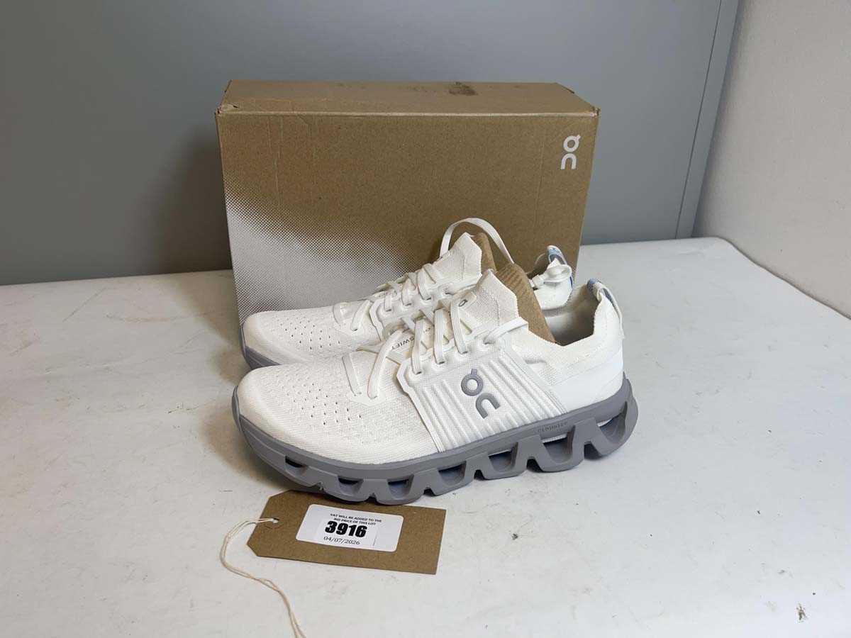 Lot 3916 - On Cloud Running UK9 cloudswift 4 trainers in...