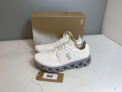 Lot 3916 - On Cloud Running UK9 cloudswift 4 trainers in...