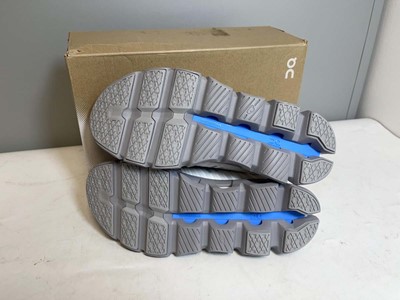Lot 3916 - On Cloud Running UK9 cloudswift 4 trainers in...
