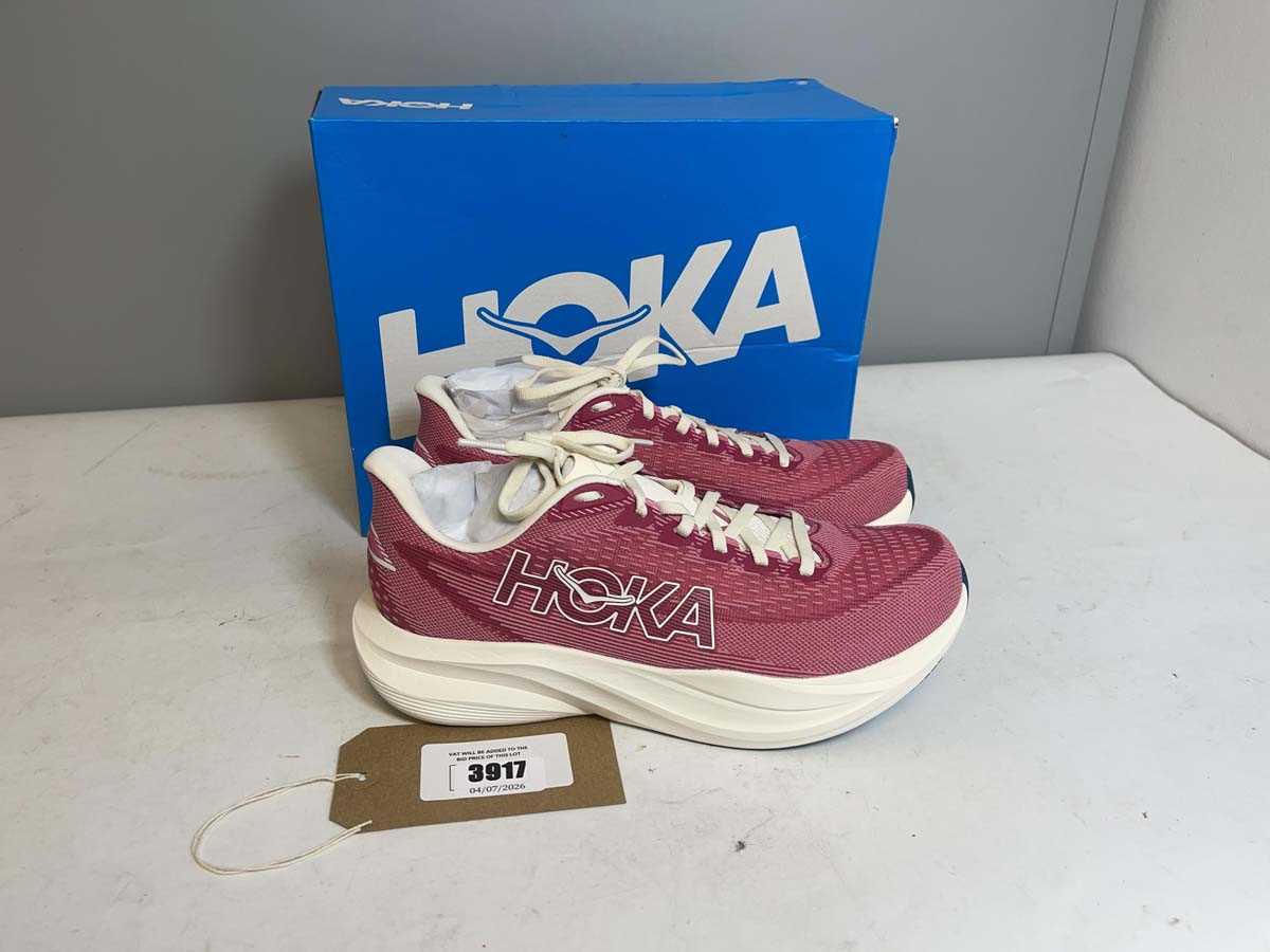 Lot 3917 - Hoka UK8.5 mach 7 trainers in pink - boxed