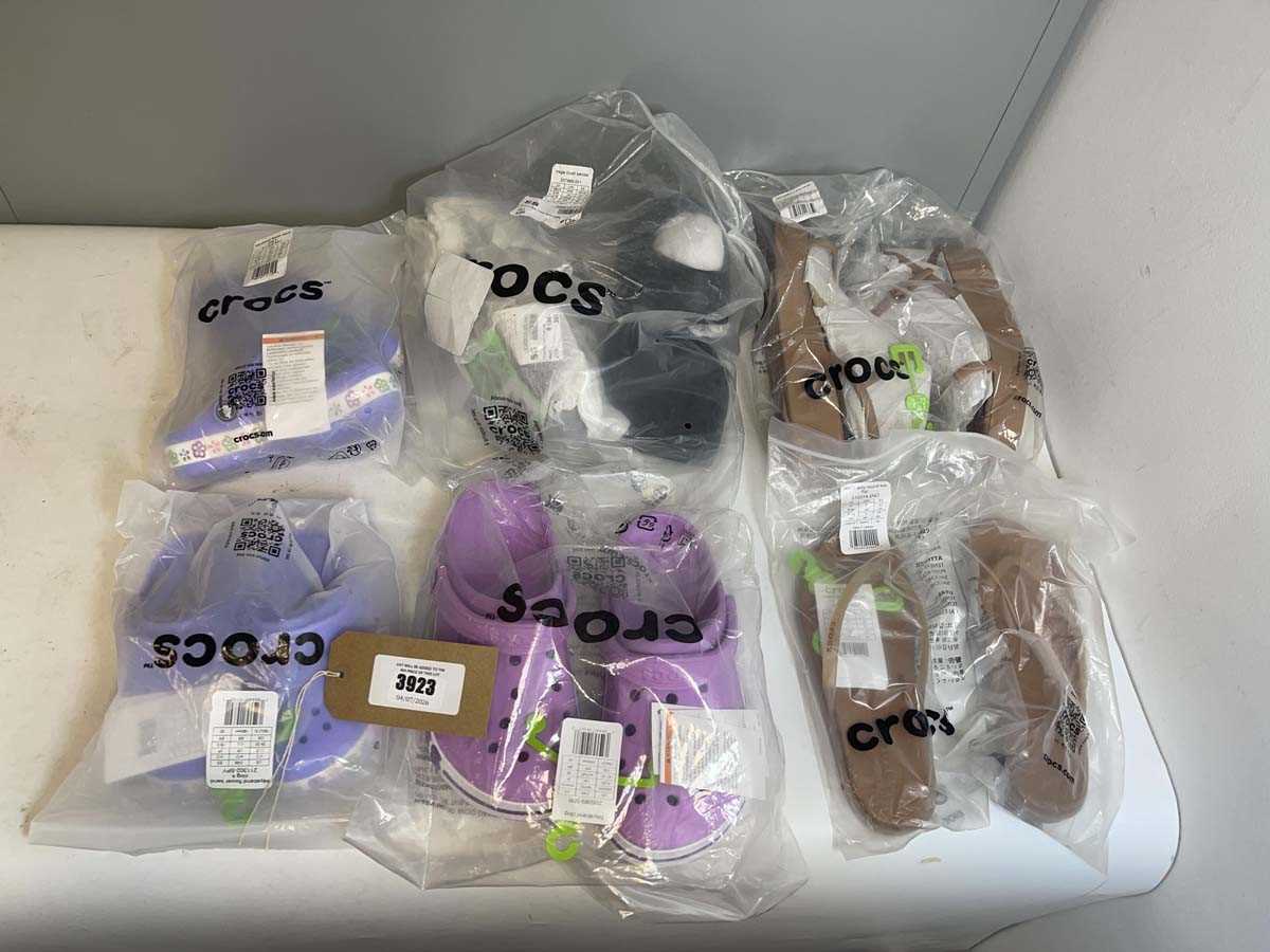 Lot 3923 - 6x Pairs of Crocs in various styles and sizes