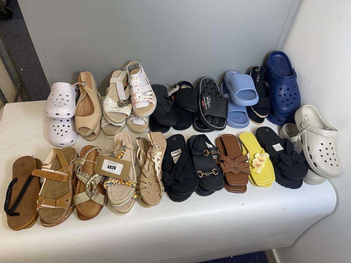 Lot 3926 - 21x Pairs of sandals to include H&M, Lilley, etc