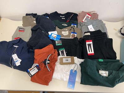 Lot 1119 - Approx. 15 items of branded clothing to...