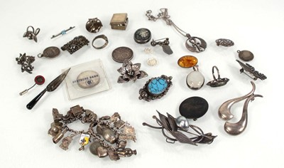 Lot 320 - A mixed group of silver and metalware...