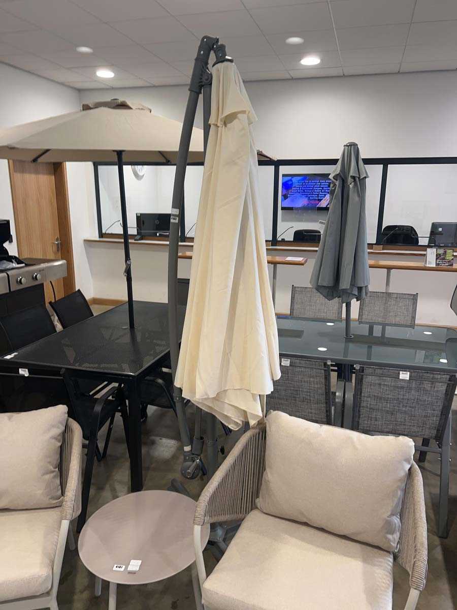 Lot 4182 - Grey metal cantilever parasol with cream shade