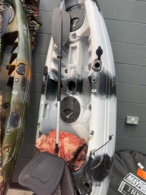 Lot 4362 - Kayak plus paddle