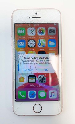 Lot iPhone SE 2016 32GB Rose Gold (screen cracked)