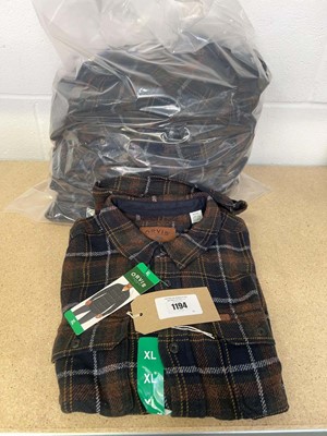 Lot 1194 - Approx. 8 men's Orvis heavy weight button up...
