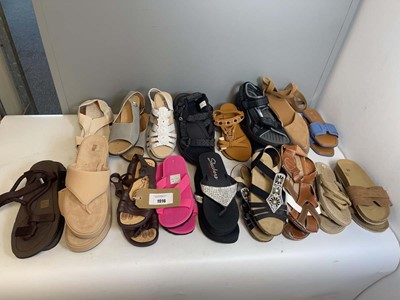 Lot 1916 - 17x Pairs of sandals to include Sketchers,...