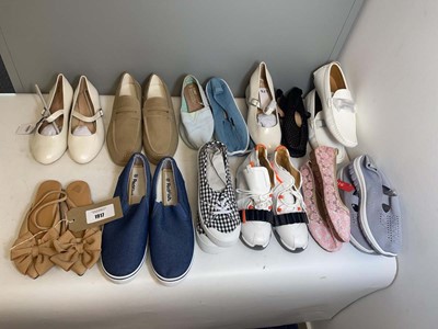 Lot 1917 - 13x Pairs of shoes to include Bruno Marc, Toms,...
