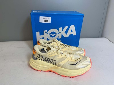 Lot 1928 - Hoka UK8 speedgoat 7 trainers in cream - boxed