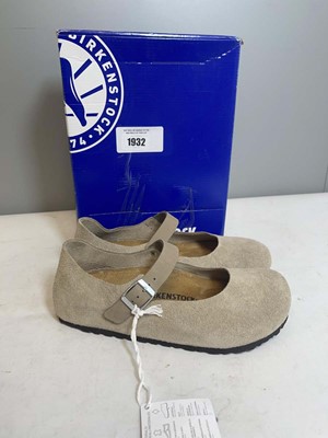 Lot 1932 - Birkenstock UK5.5 mantova shoes in taupe - boxed