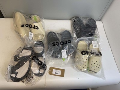 Lot 1938 - 5x Pairs of Crocs in various styles and sizes