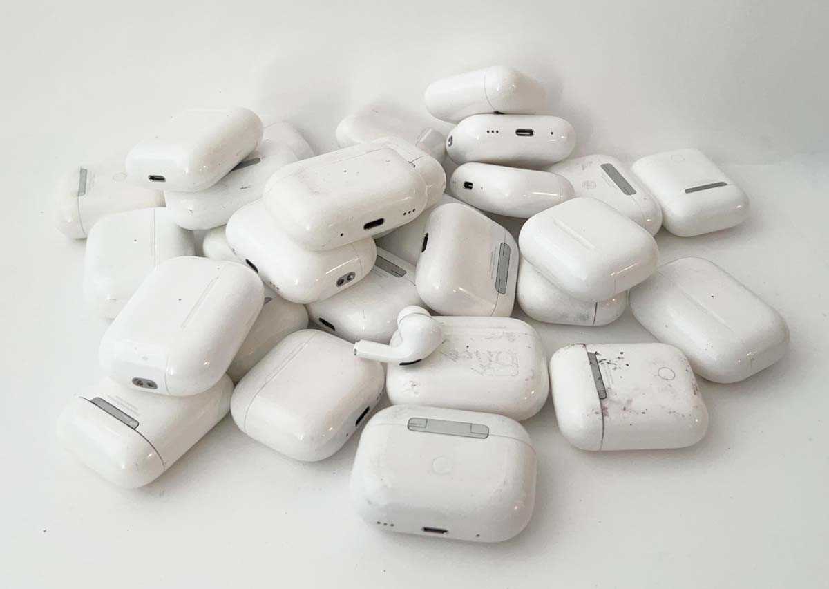 Lot Mixed lot of empty AirPod charging cases,...