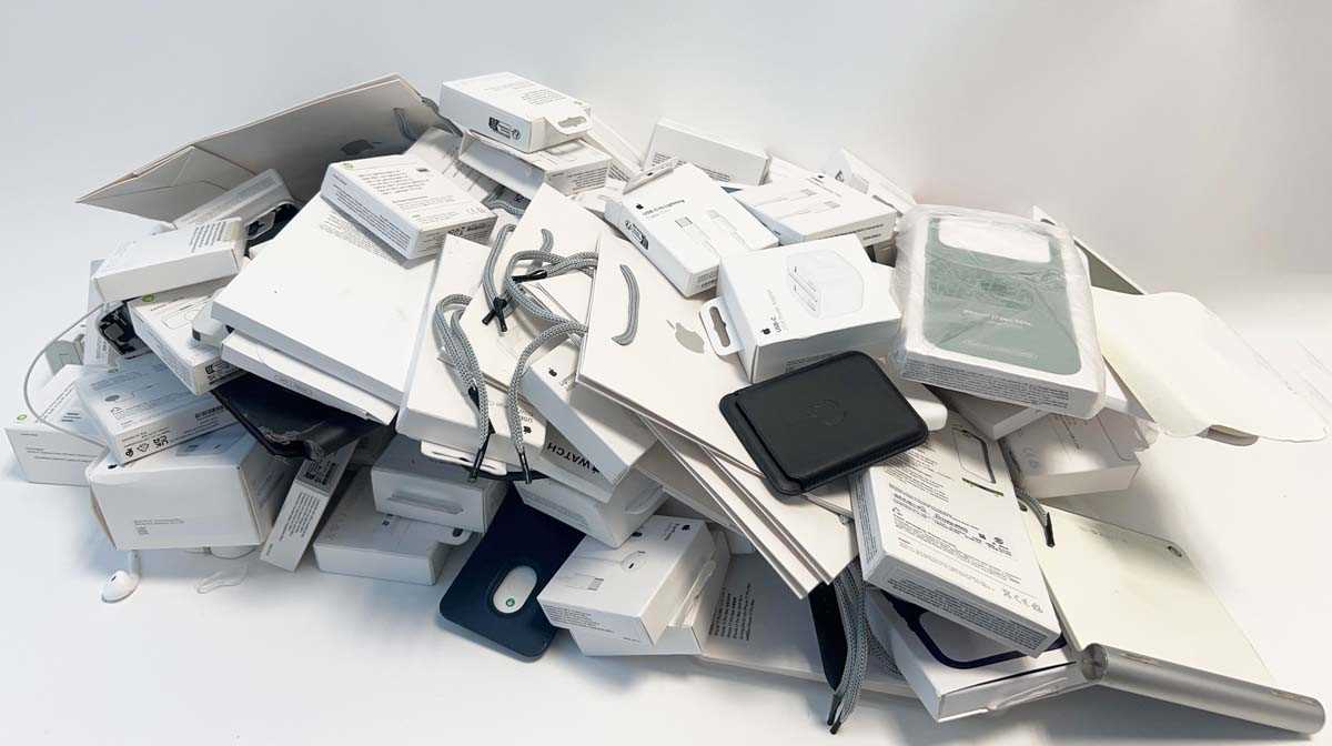 Lot Bag containing various Apple related...