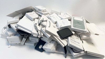 Lot Bag containing various Apple related...