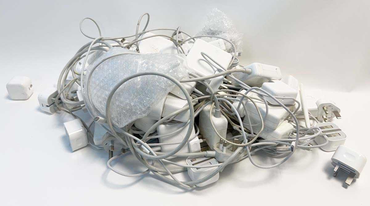 Lot Bag containing quantity of Apple MagSafe...