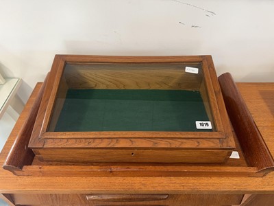 Lot 1019 - Oak counter top display case with green baize...