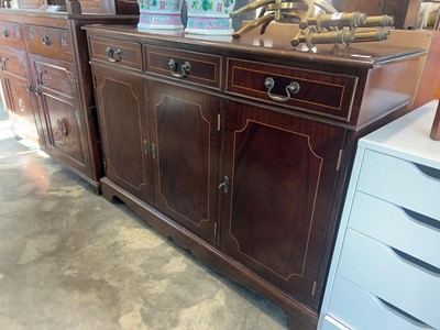Lot 1029 - Reproduction mahogany sideboard